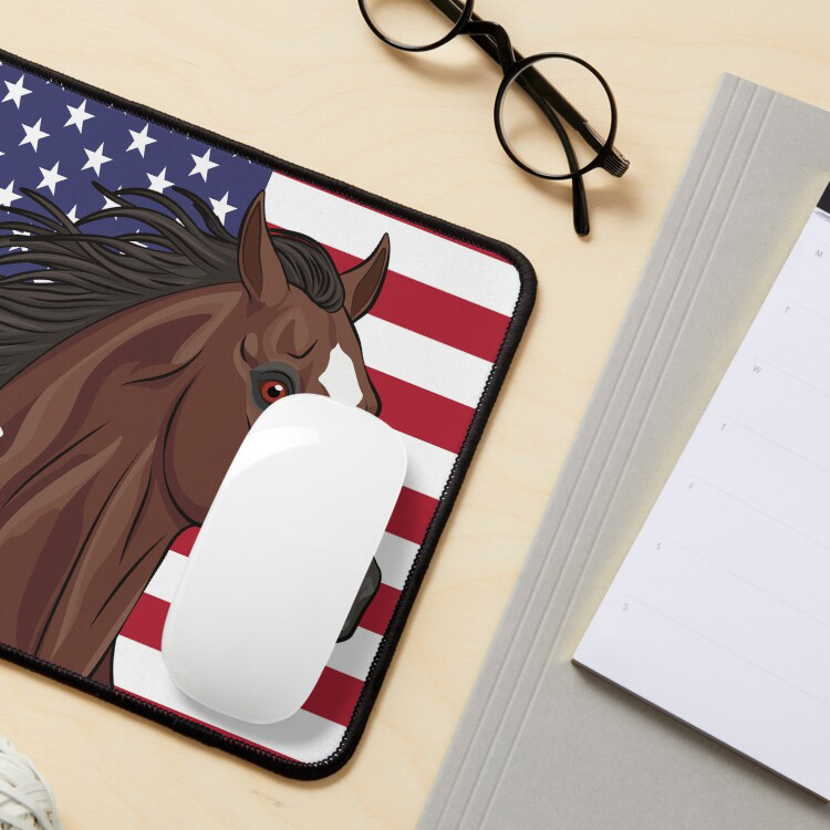 Un cheval Appaloosa et le drapeau des USA