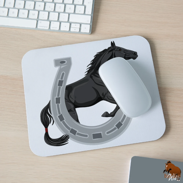 Le Cheval Abaga sur un tapis de souris