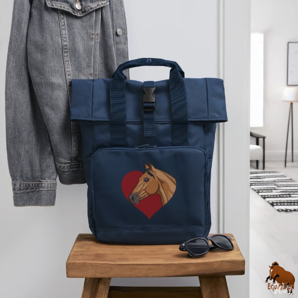 Le Cheval Akhal T�k� sur un sac � dos
