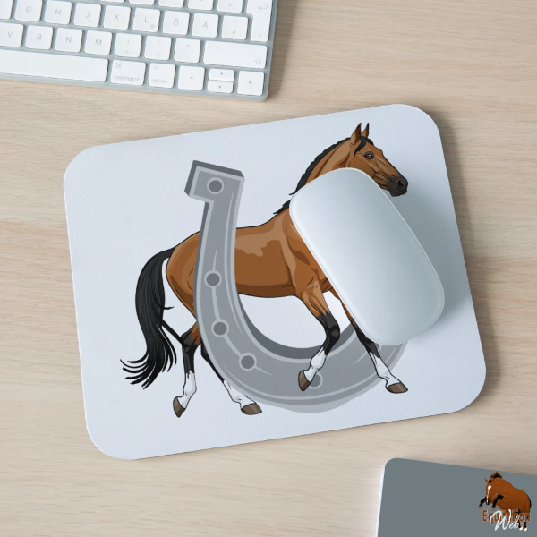 Le Cheval Akhal T�k� sur un tapis de souris