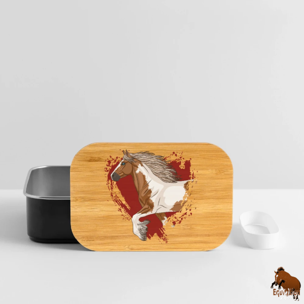 Le Cheval Irish Cob sur une bo�te � gouter