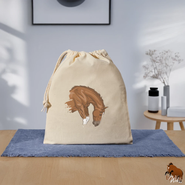 Le Cheval qui bondit sur un sac cadeau