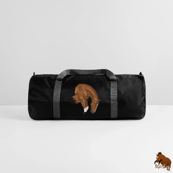 Le Cheval qui bondit sur un sac de sport