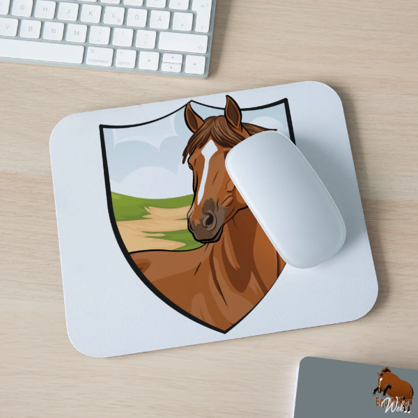 Le Cheval Dobrogeana sur un tapis de souris