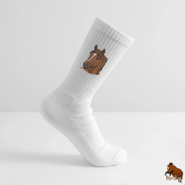 Le Cheval Dobrogeana sur une paire de chaussettes
