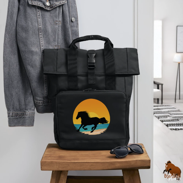 Le Cheval Frison sur un sac � dos